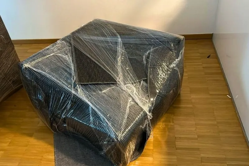 Zum Abtransport bereitgestelltes Mobiliar bei einer Entrümpelung
